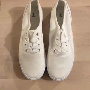 White skater shoes size 8